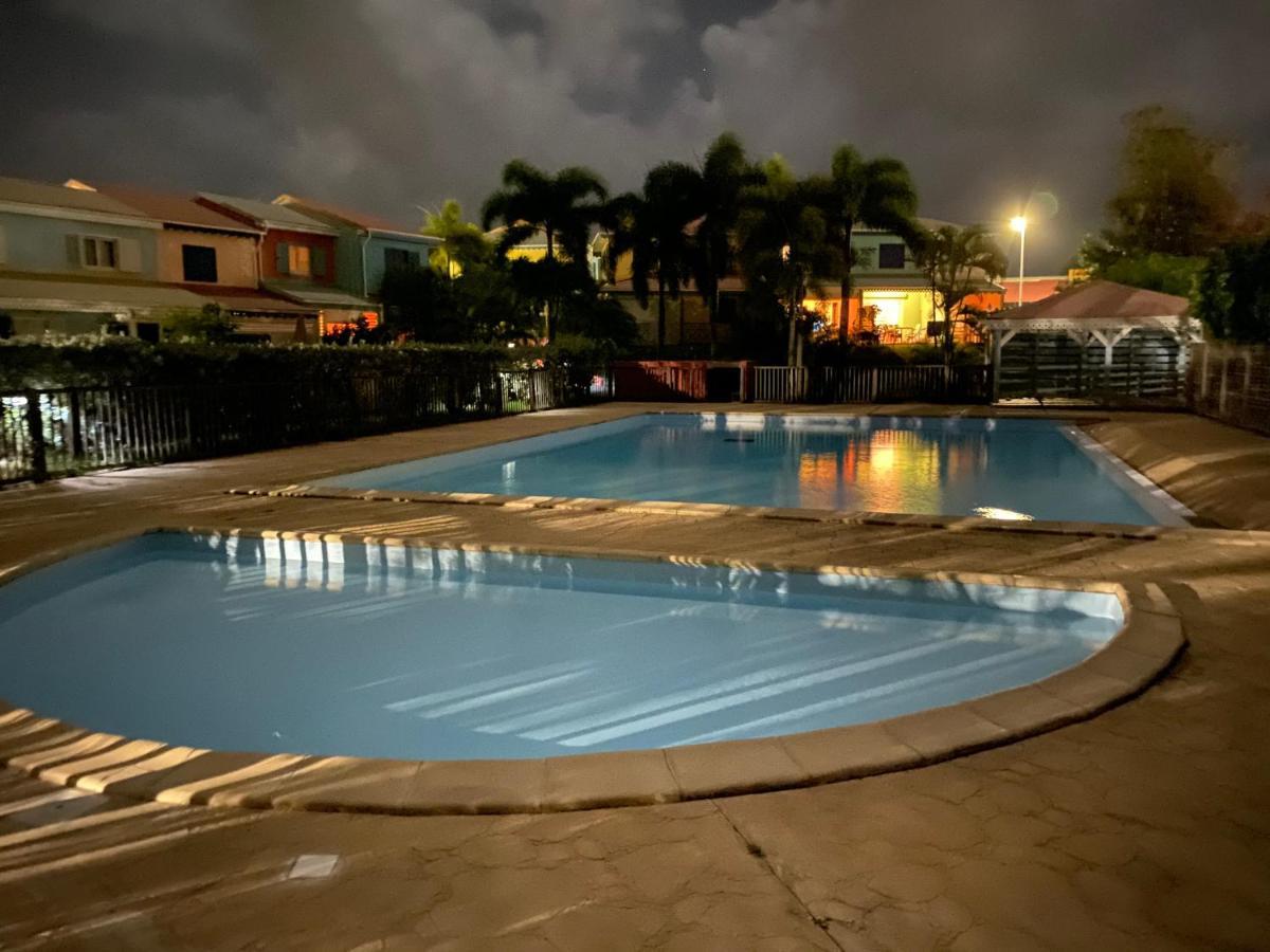 Maison mitoyenne , piscine,Citerne, jardin, parking, plage Le Gosier  Esterno foto